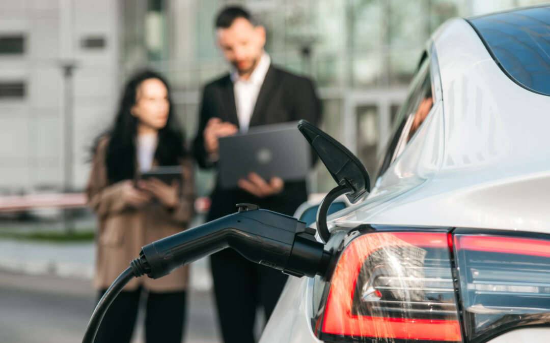 Steuerfreie Vorteile für Arbeitgeber und Arbeitnehmer: E-Autos laden & Workation im Ausland