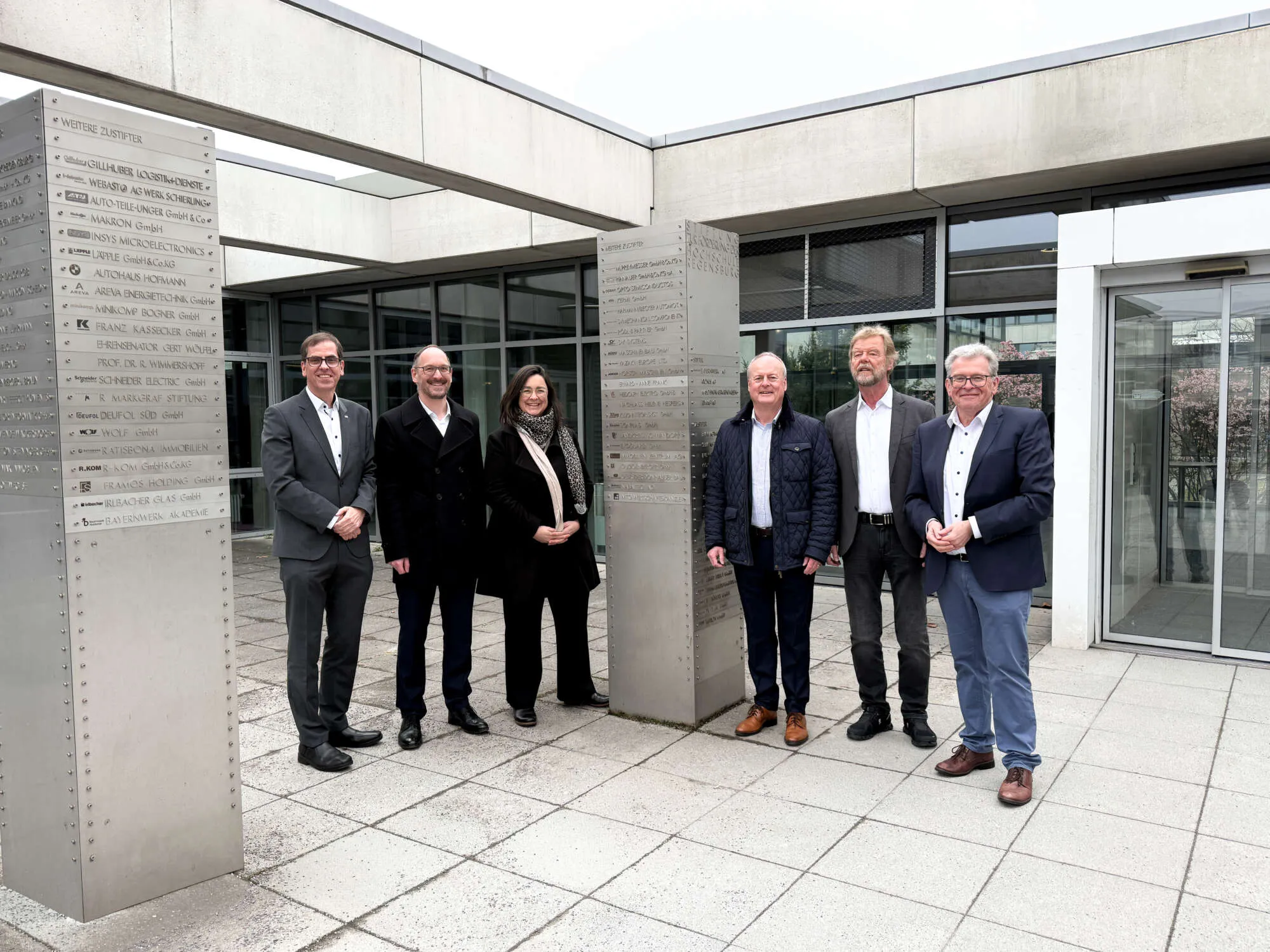 Gruppenfoto an der OTH Regensburg mit Prof. Dr. Ralph Schneider, Präsident der OTH Regensburg, Michael Preißl und Carolin Kwasny (beide MTG Wirtschaftskanzlei), Stiftungsvorsitzender Dr. Bernd Waffler, Prof. Dr. Wolfgang Baier, Altpräsident der OTH Regensburg, und Albert Zettl, Personal- und Marktvorstand der Bayernwerk AG